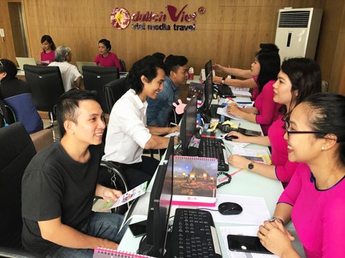Đội ngũ nhân viên Du Lịch Việt nhiệt tình tư vấn cho khách